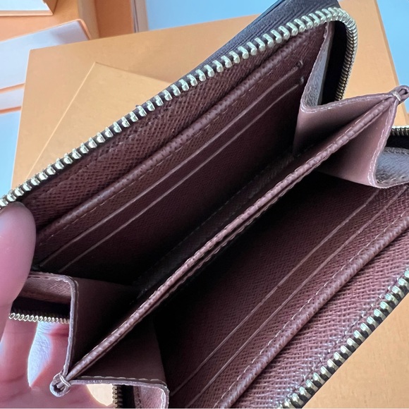 Authentic Louis Vuitton Zippy Coin Purse Monogram - Picture 3 of 10